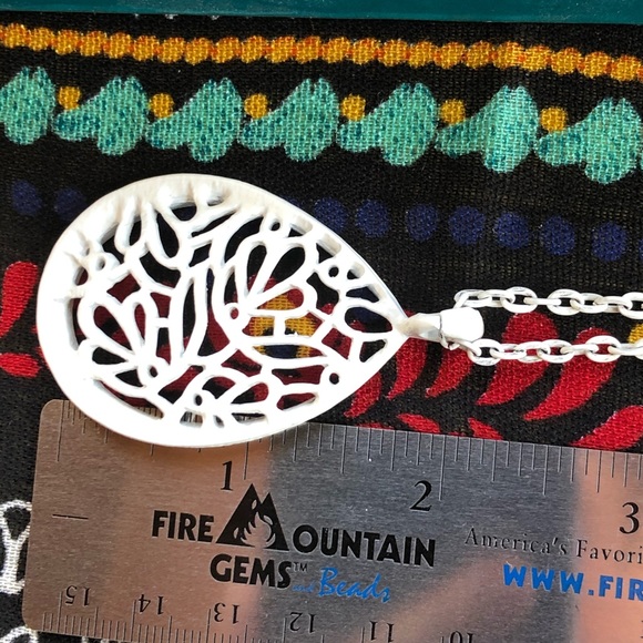 White metal open work pendant necklace - Picture 3 of 5